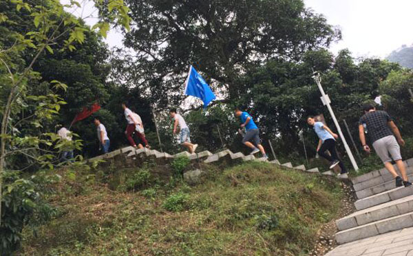 同奧科技先鋒部隊帶領(lǐng)大部隊開啟登山之旅